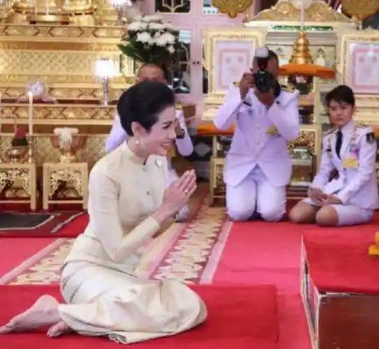 诗妮娜贵妃正式复宠!美照登上泰国王室官网,72岁泰王已经下诏