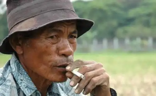 为什么在农村, 农民不喝不赌,勒着裤头生活, 遇事却总拿不出钱!