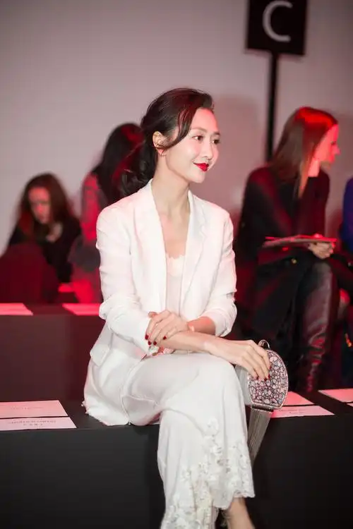 王鸥西服搭配蕾丝阔腿裤现身夏姿陈秀场