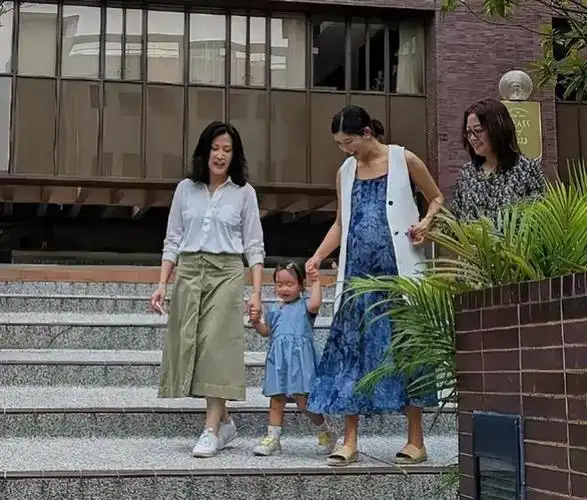 陈慧珊在街头拍戏被围观典型的高级脸气质很出众而且原生态