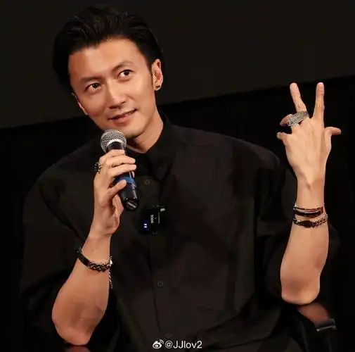 用" 型英帅靓正"来形容你是最贴切不过@锋味  @谢霆锋锋行天下歌迷会