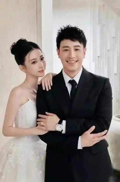 潘玮柏90后妻子晒生活日常任由女儿在豪宅墙上涂鸦超宠