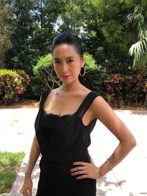 紫霞仙子朱茵晒最新照片网友不老女神美出了新高度