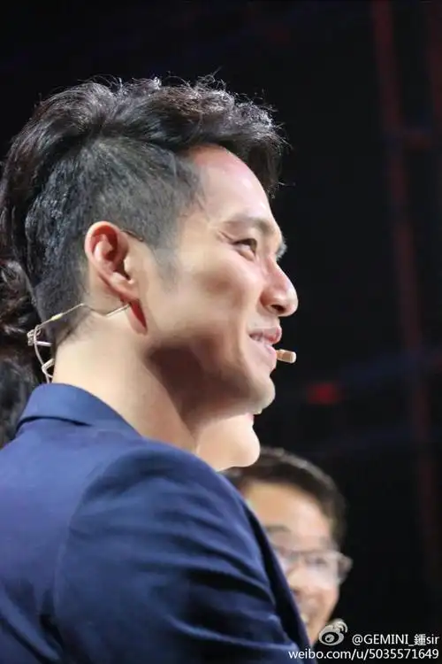 自产自销第二发露齿侧颜大白鲨#钟汉良# .