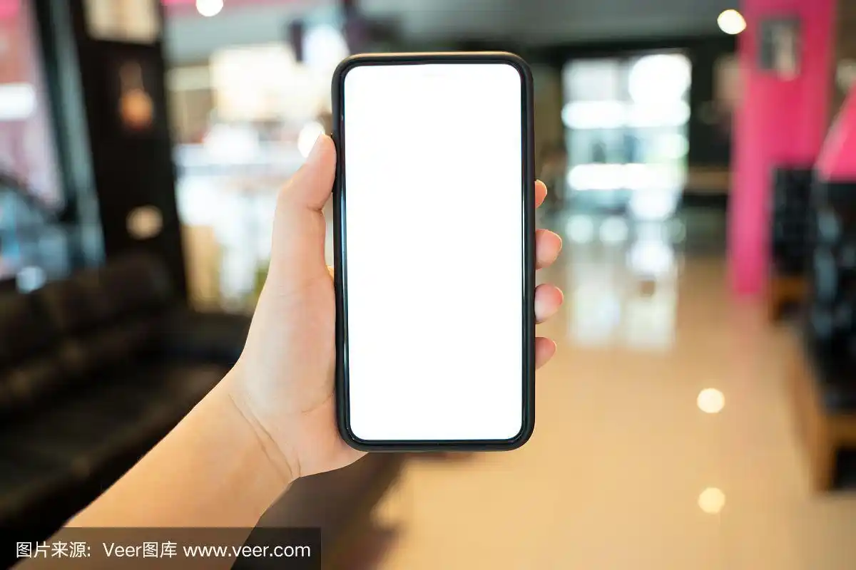 女人的手拿着手机在智能手机上看社交媒体.社交网络概念与智能手机