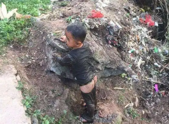 现场照片由于满脸是排泄物,孩子甚至不敢大哭,生怕吸入口中.