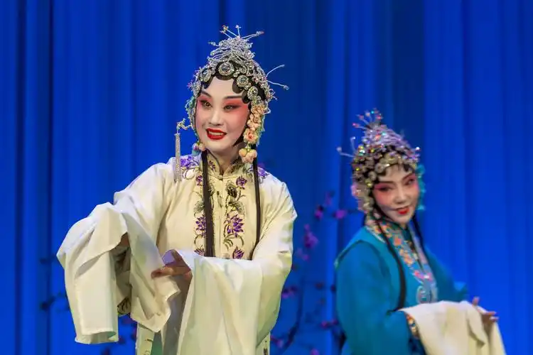 是中国民间家喻户晓的美丽传说,千百年来,它以诗文,小说,戏剧,电影