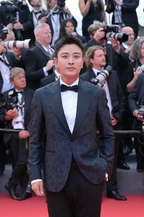 贾乃亮出席第76届戛纳电影节开幕式红毯,修身西装 简约的设计将高挑的