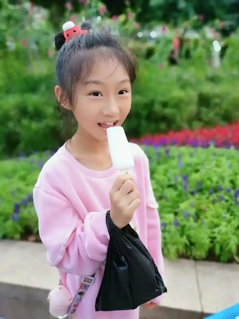 那天,天气很热,她说她想吃雪糕,我给她十块钱现金,让她自己去 - 抖音