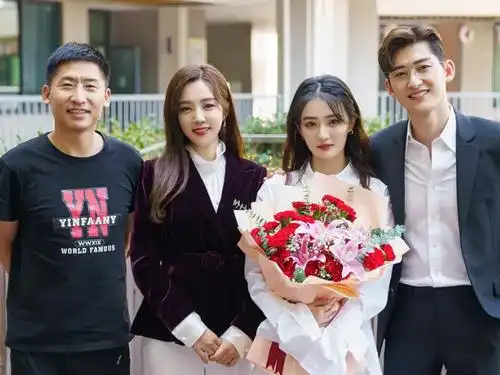 先生们请立正剧照来袭徐璐张翰合照引热议网友有情况