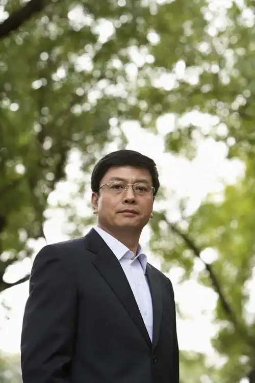 仰视,衬衫,北京,中国,套装,眼镜,树,摄影,商务装,工薪阶层,东亚,中年