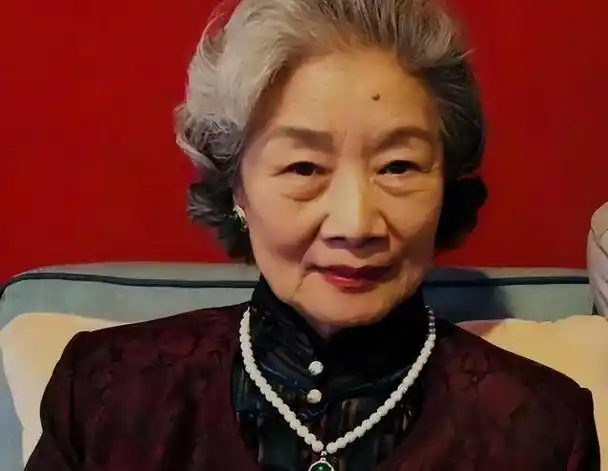 回顾吕中:嫁小学同学恩爱53年,丈夫病逝后,儿媳的做法令她感动