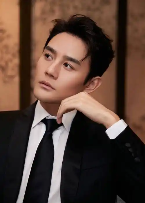 品牌大使王凯身穿 brioni 亮相第 33 届飞天奖星光奖颁奖典礼_brioni