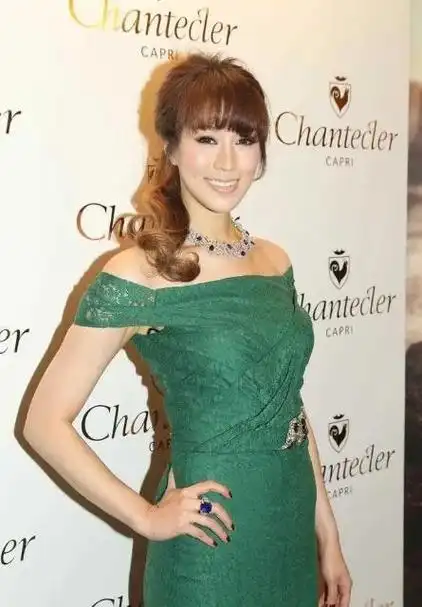 徐子淇终于剪了新刘海穿绿色一字肩连衣裙又又又美出圈了