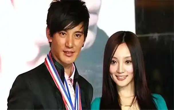 这一爆炸性新闻立即登上各大头条,迫使蒲巴甲与李小璐不得不公开回应