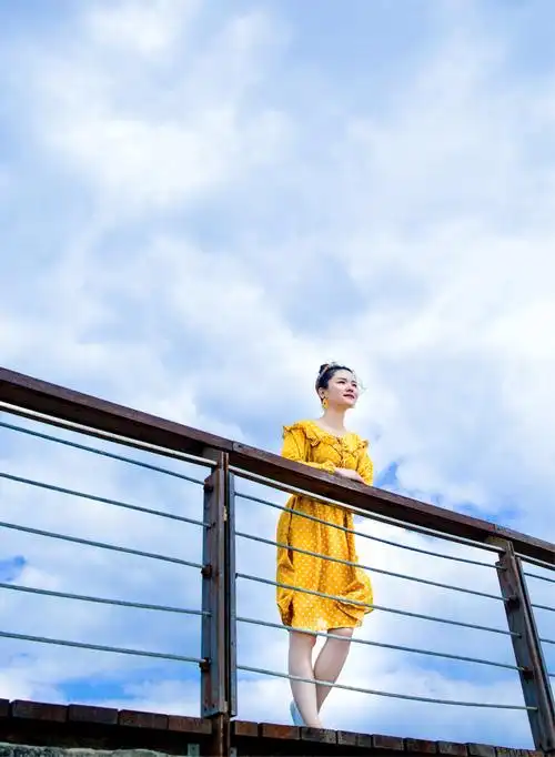 一个人 一条路 人在途中 心随景动 从起点 到尽头 也许快乐 或有时孤