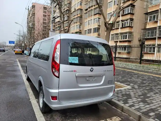 福田风景g5,中型客车,这个车是金杯破产后北京市场最火的中客之一,国6