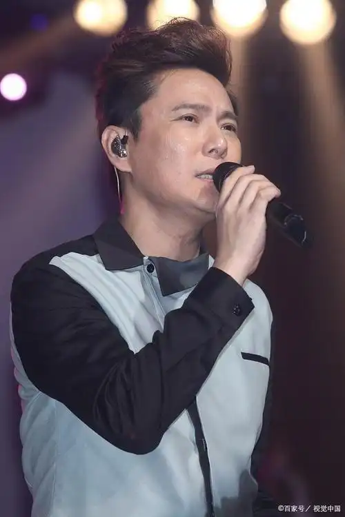 张信哲是中国台湾的一位著名男歌手,因其深情的嗓音和无可替代的音乐