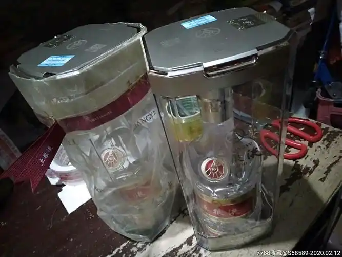 2019五粮液酒瓶2个贝中1瓶缺一个盖