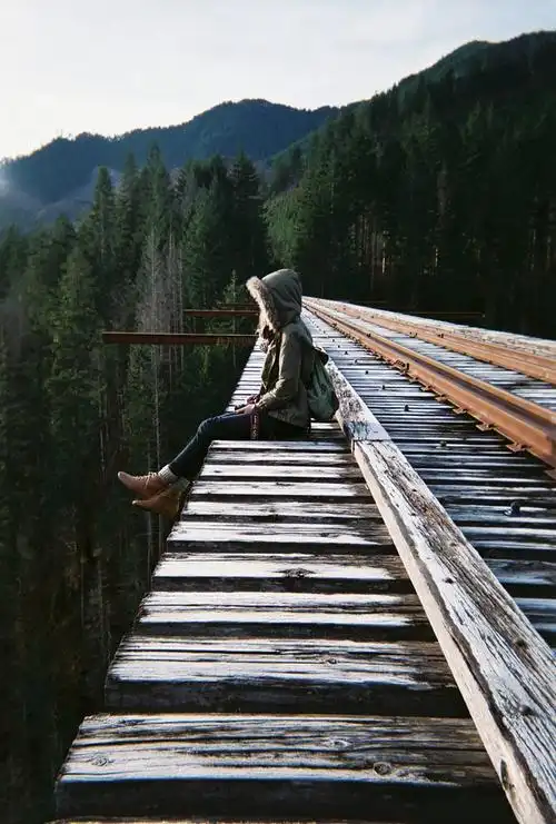 孤单是一个人的情况,孤独是内心的伤感,哪怕曾经经历不孤单,满心回忆