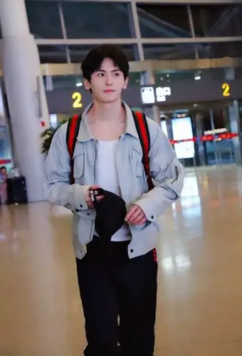 张哲瀚出道10年,一直不温不火,今凭《山河令》走红!