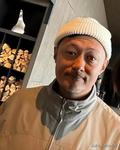 年近半百的余文乐大变样大小眼嘴巴歪胡子拉碴状态堪忧