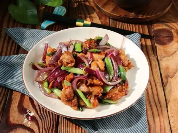 洋葱炒鸡肉又香又嫩太下饭了快来get