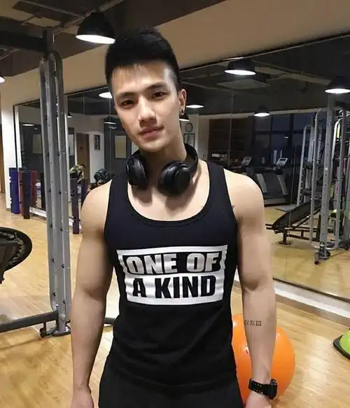 帅气阳光穿黑背心的健身小奶狗爱好运动爱耍酷的男生很有味道哦