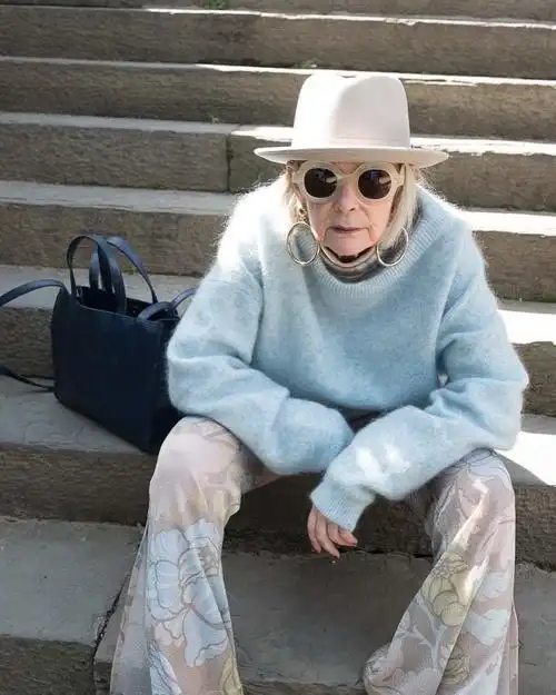 lyn slater曾经是一位大学教授,纽约时装周的意外抓拍让她成为了时尚