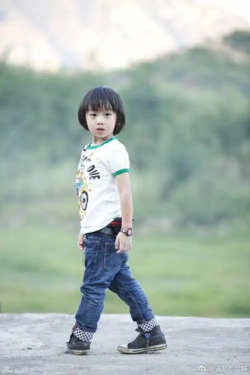 kimi近照我惊到了,记忆中还是"我要喝neinei"的小奶球,现在个子已经是