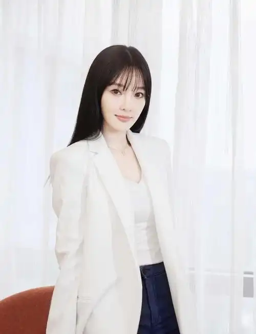 李小璐还是那么厉害!穿蓝丝绒西装裙亮相,依然美出了新高度