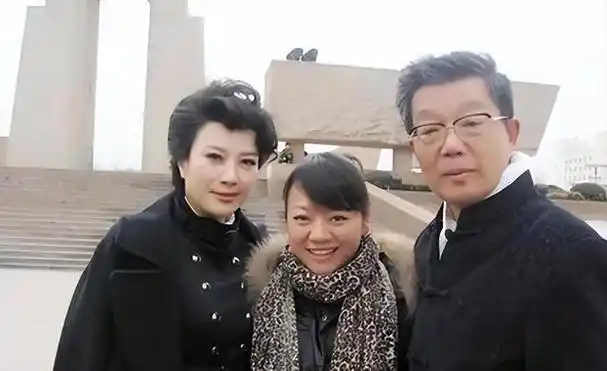 王丽云70岁大寿:前夫现身,眼神宠溺,玫瑰花抢镜!