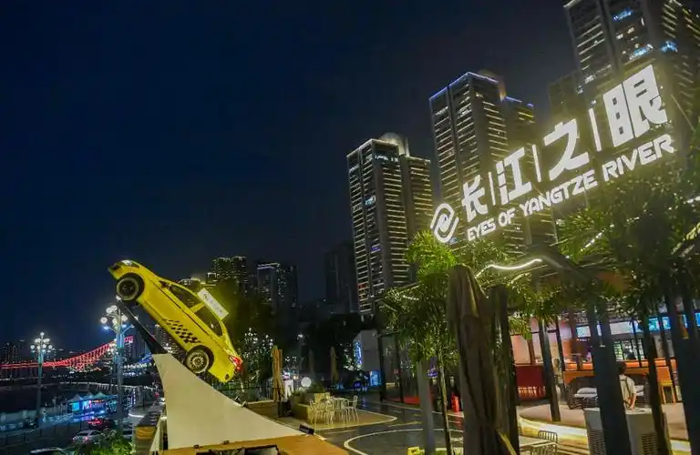 重庆"黄色法拉利"出镜 南滨路网红打卡地上新