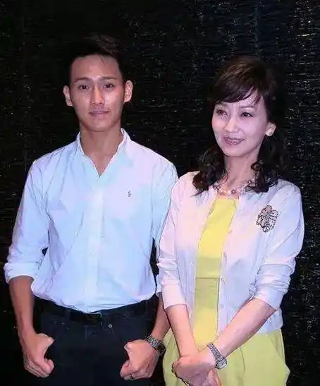 赵雅芝的3个儿子:长子47岁次子44岁,小儿子37岁,个个让她骄傲