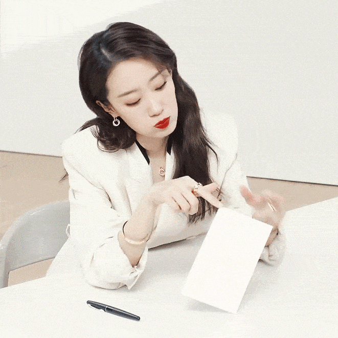张小斐晒自己wink表情包超可爱 穿白西装气质温柔