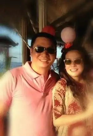 导语:近日网友晒出赵薇和老公的出游合影,照片中的赵薇和老公黄有龙同