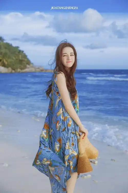 迪丽热巴海边度假美照7315春夏气息十足的橘色系妆容搭配蓝色系