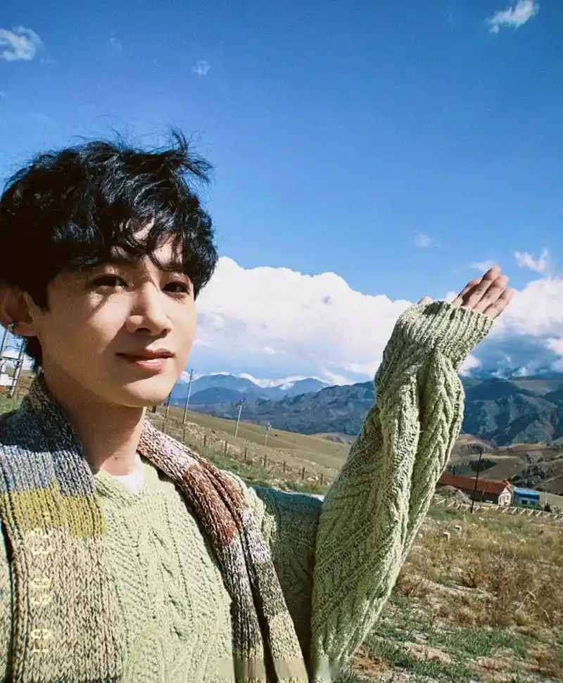 白敬亭卷毛绿毛衣#一个简单款绿毛衣在他身上也让人惊艳到了呀