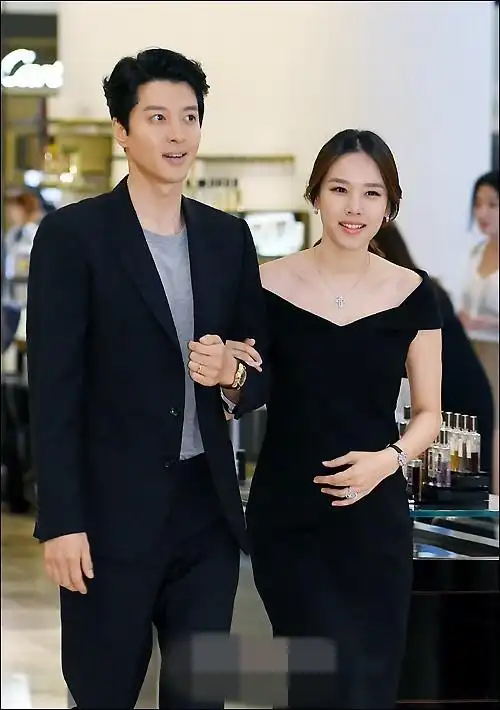 李东健携娇妻现身赵胤熙穿优雅黑裙小腹微隆组图