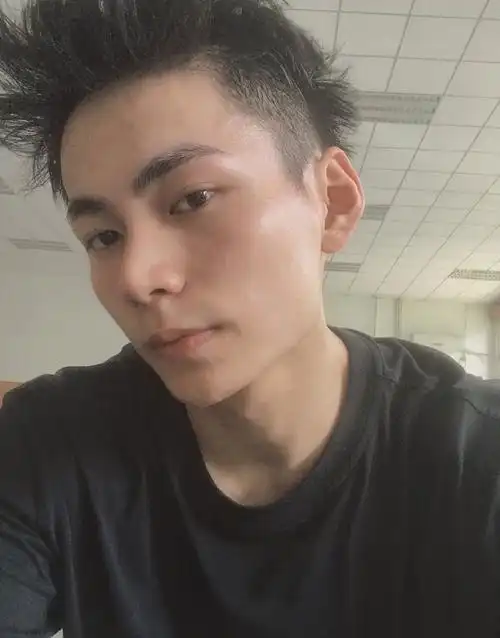 简介:秦天生活自拍照图片,分享一组秦天图片给大家,图中的明星图片