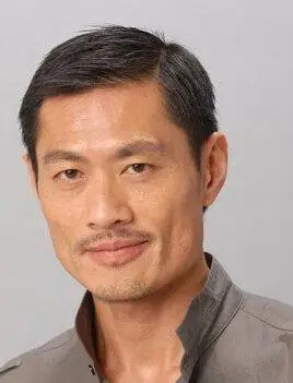 黄德斌是来自香港的60后影视男演员,拥有180cm的身高和颇具型男范儿的