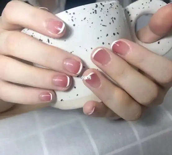 简单耐看的冰透渐变美甲