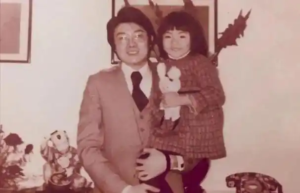 陈崇伟年轻时高大英俊,生意头脑灵光,一举一动都流露出满满的自信.