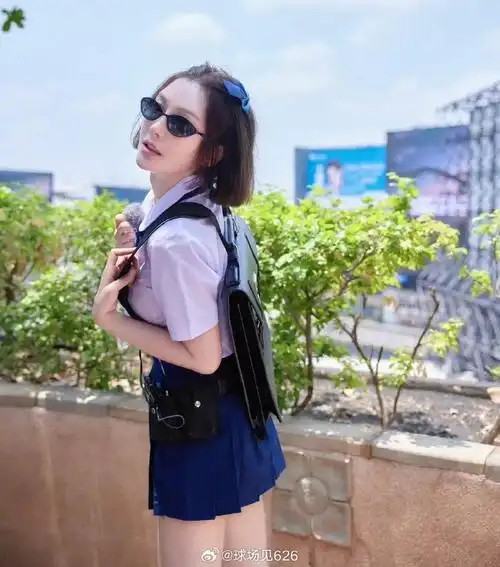 花儿与少年好友记#初中时期的秦岚你见过吗45岁的秦岚在《花儿与赡觋