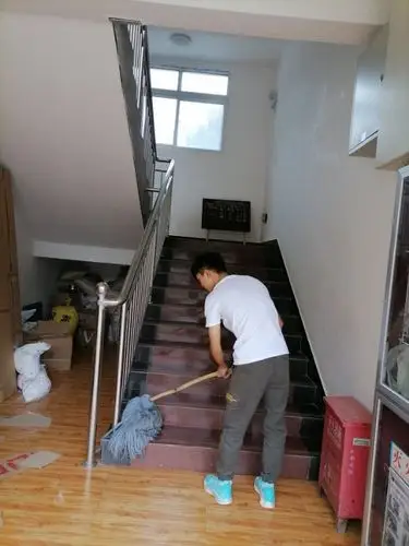 18建筑班王远宝利用暑假时间于8月22日到红军镇敬老院看望老人