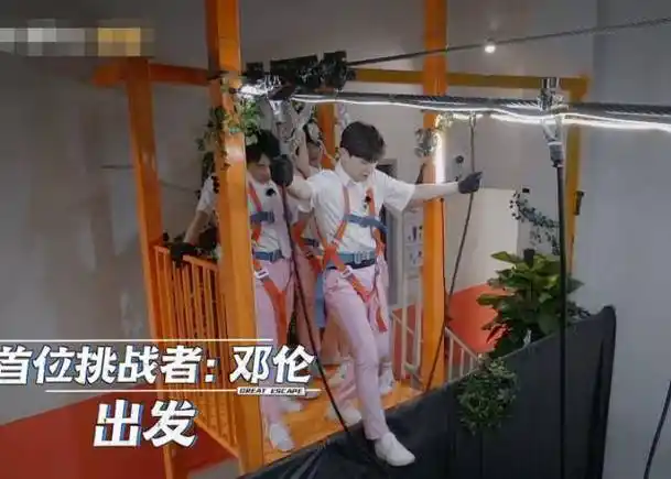 邓伦挑战高难度通道,吓得不敢往前走,谁注意其他人的反应?