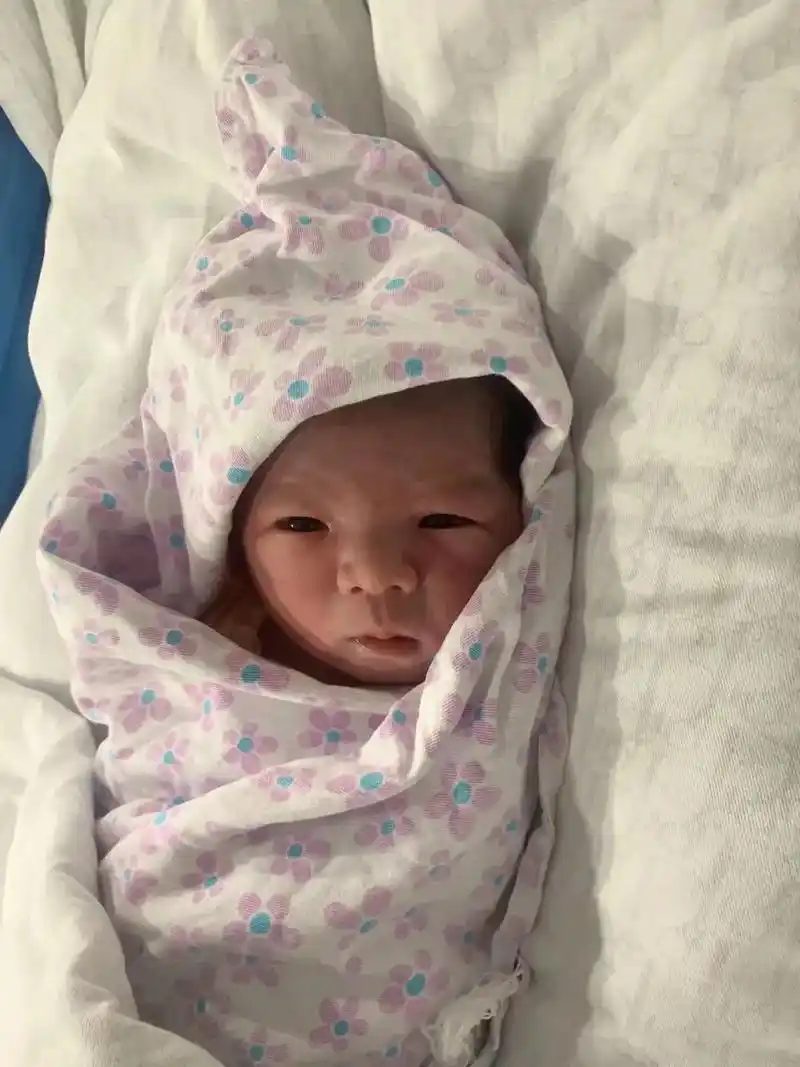 带着姐姐看弟弟,宝宝一天一个样 .刚出生三天的宝宝太可爱了, - 抖音