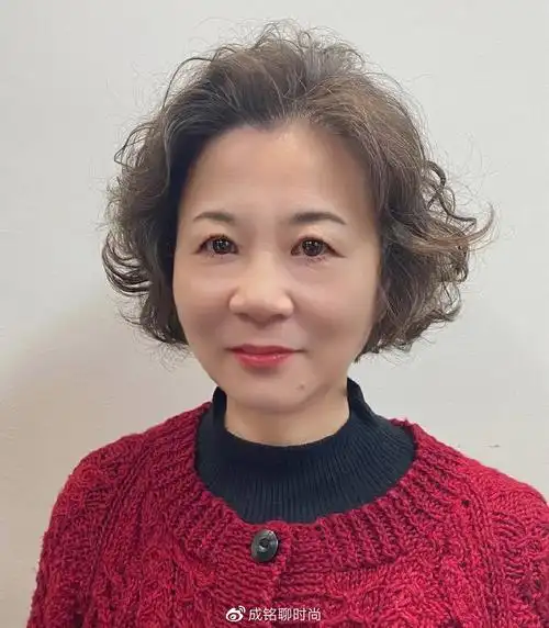 比如上图中这种效果,烫发的时候一定要把发根烫蓬松,只要下面烫出卷就