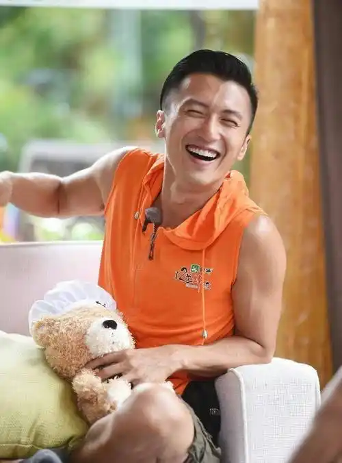 别看谢霆锋平时总是这么酷酷的,但是谢霆锋心里一直住着一个大男孩,穿