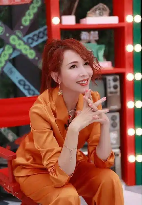 蔡少芬越老越会穿橘色西装配红马尾高级洋气哪像阿姨辈